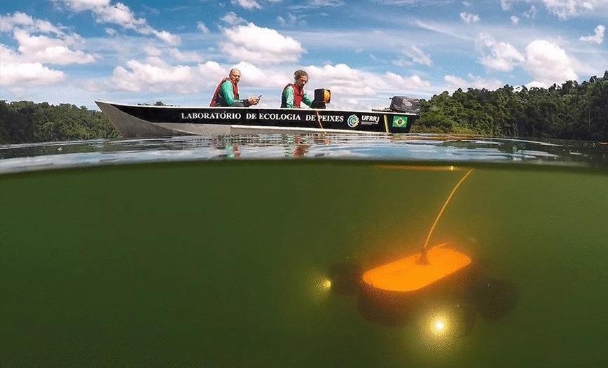 Remotely operated vehicle model Genneino T1 being operated from a boat in the Lajes Reservoir, Rio de Janeiro State, Brazil.