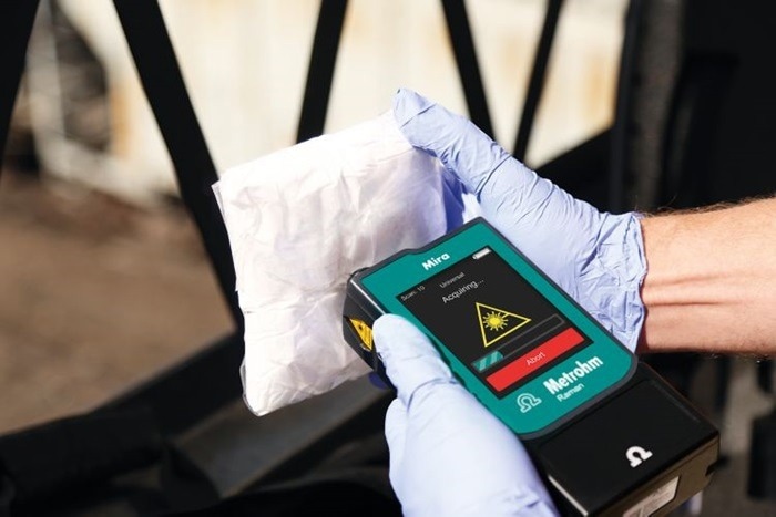 Identifying Explosive Materials with Raman Spectroscopy in Robotics