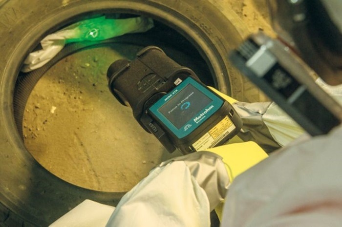 Identifying Explosive Materials with Raman Spectroscopy in Robotics