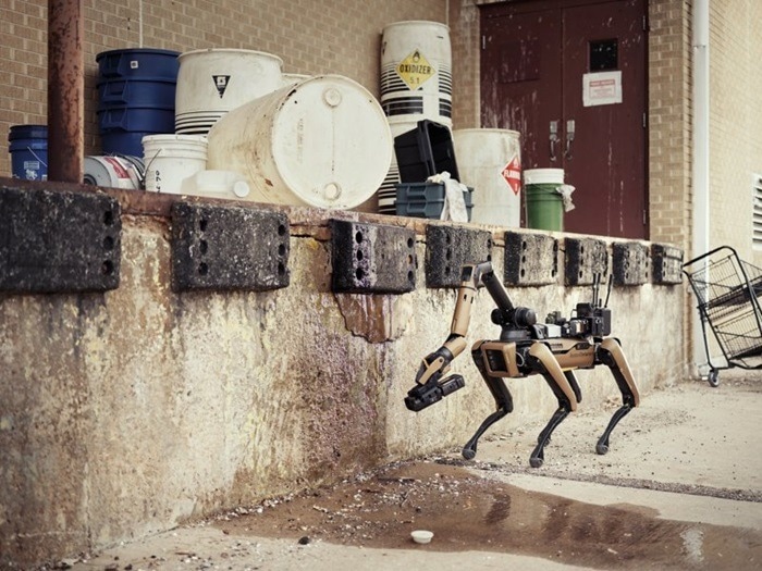 Identifying Explosive Materials with Raman Spectroscopy in Robotics