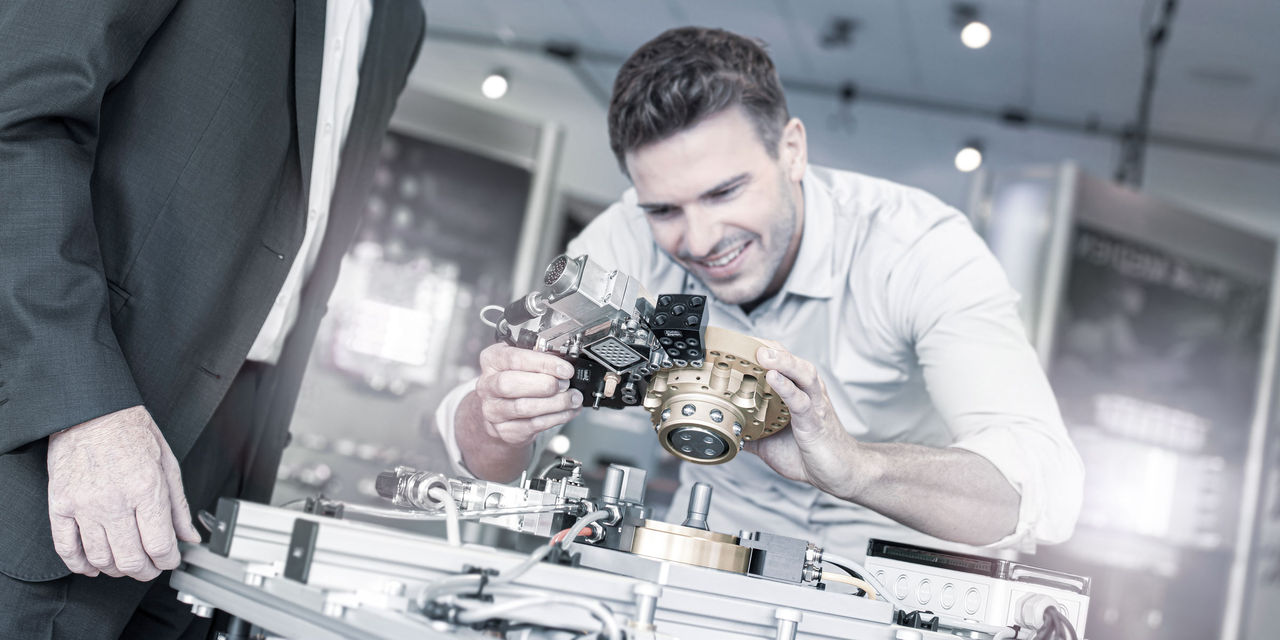 How Automatic Tool Changers Improve Robot Flexibility