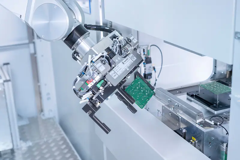 The six-axis robot impresses in the test cell by virtue of its high dynamics and exemplary precision