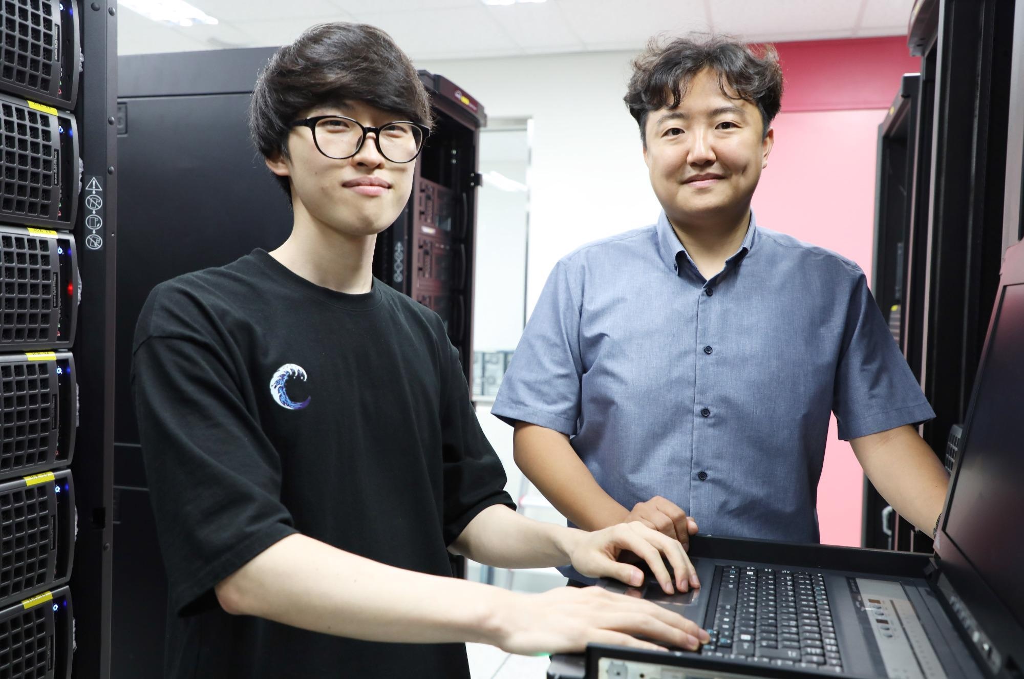 Prof. Sunghoon Im, DGIST (right) & a degree-linked course student, Seunghoon Lee (left).