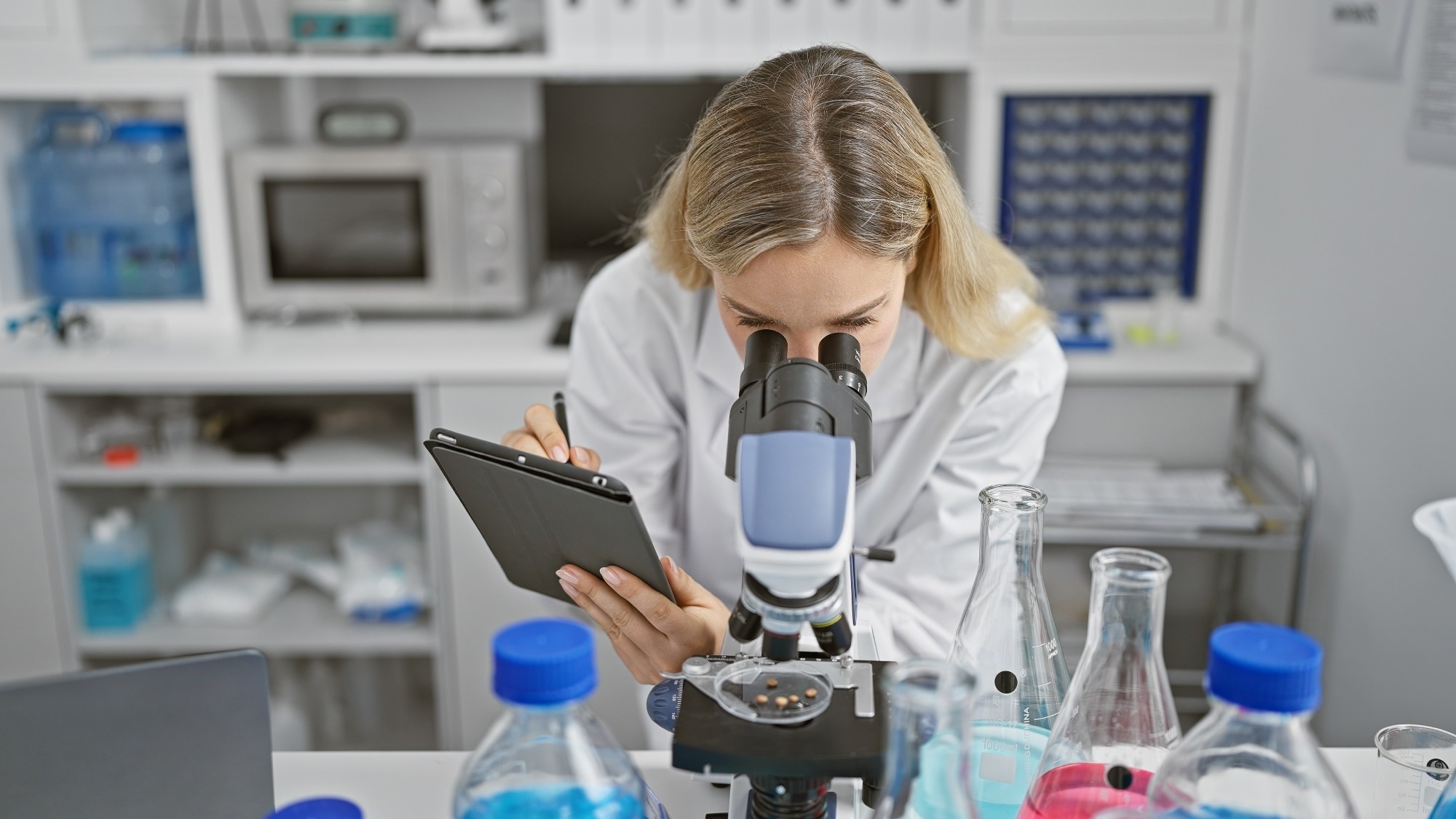 Deep Learning-based Speckle Imaging Accelerates Powder Size Detection
