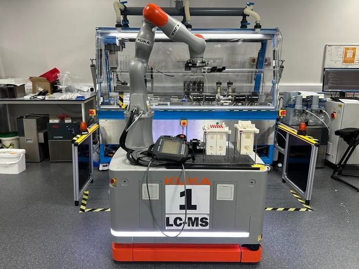 Mobile robots use AI logic to perform exploratory chemistry research tasks