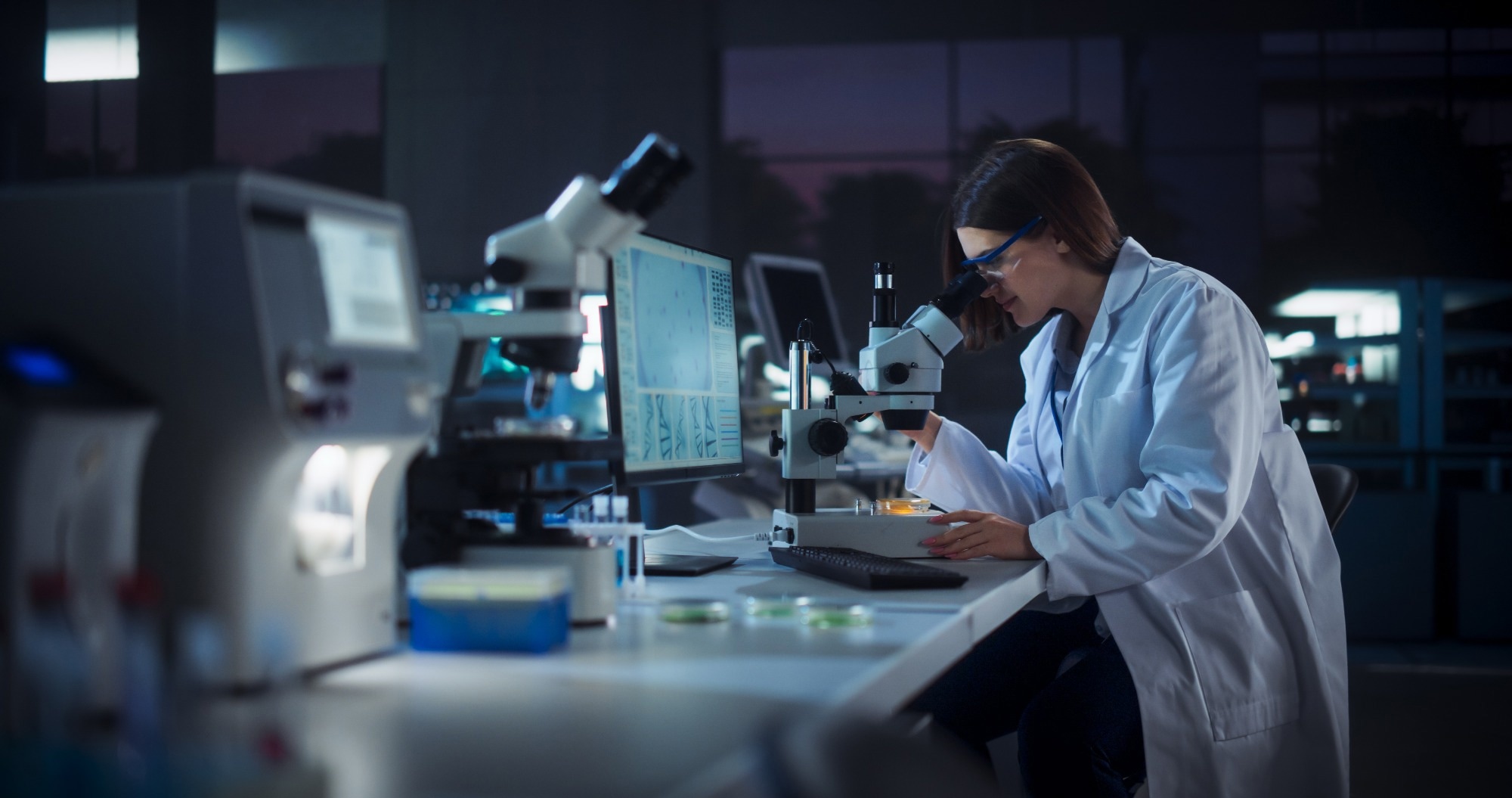 Specialist using a gene sequencing software in a lab.