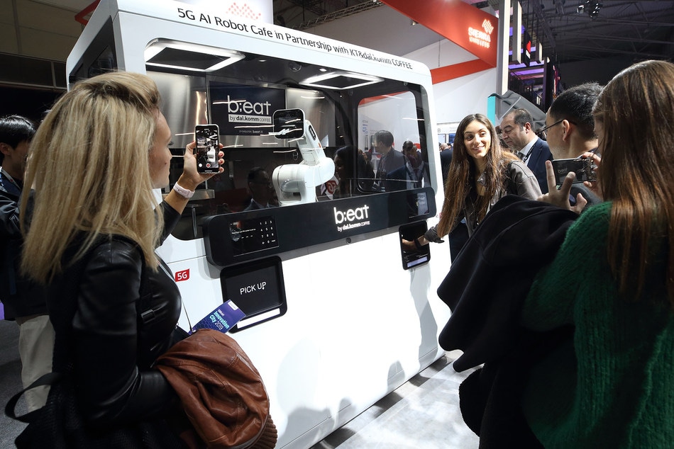 KT and Dal.Komm Introduce AI Robot Cafe ‘b;eat2E’ at MWC 2019