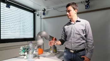 Innovative Robotic Hand for Amputees Combines User and Automation Controls
