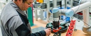 Fraunhofer IAO Study Explores Implementation of Lightweight Robots for Manufacturing