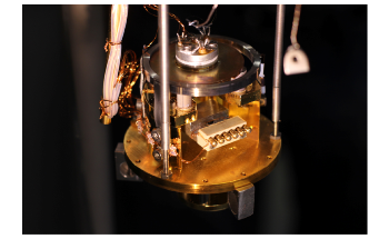 Autonomous AI System Selectively Grips and Moves Individual Molecules