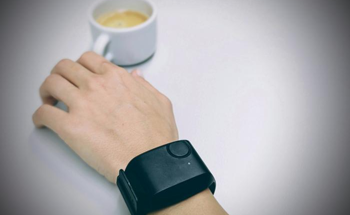 Using Wearable Bracelets to Measure Electrical Impulses: Preliminary Results
